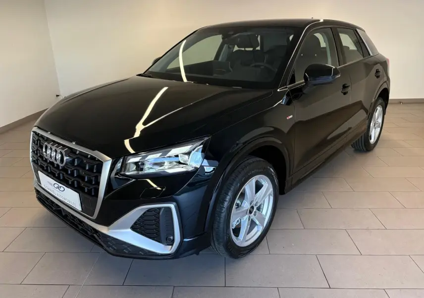 Audi Q2 35 TFSI S Line noir mythic, vue 3/4 avant droit, avec calandre hexagonale et jantes argentées.