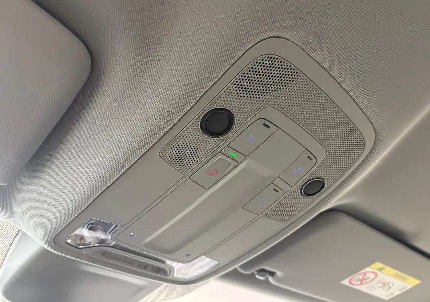Plafonnier intérieur gris clair avec commandes d’éclairage et bouton SOS dans un Audi Q2 Noir Mythic 2026.