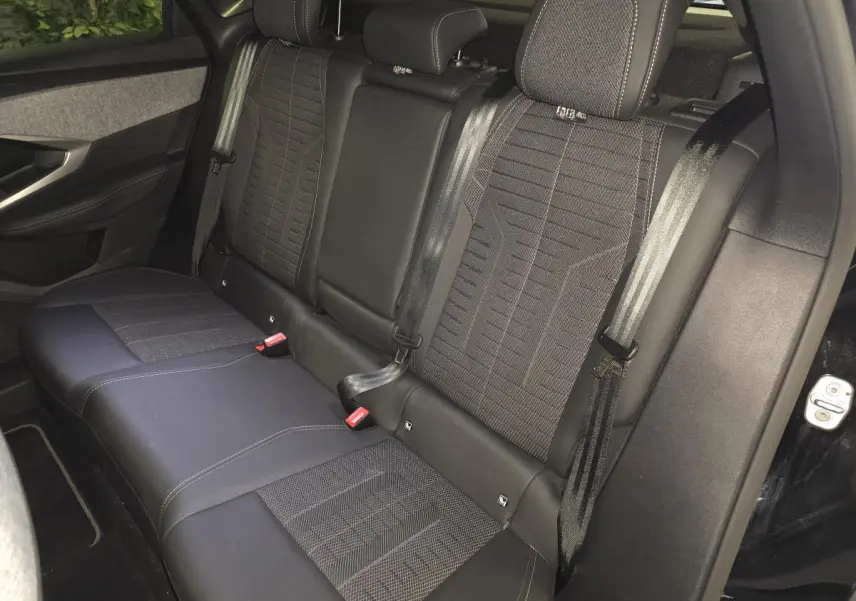 Vue intérieure du siège arrière droit du Peugeot 3008 2025 hybride noir avec sellerie tissu et TEP Isabella.