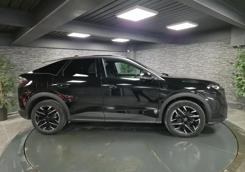 Peugeot 3008 noir vue de profil côté gauche, avec jantes alliage noires et détails noirs laqués.