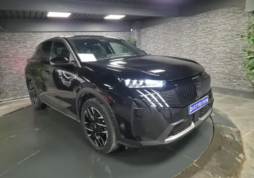 Peugeot 3008 noir en 3/4 avant droit, avec phares allumés et jantes alliage noires brillantes.