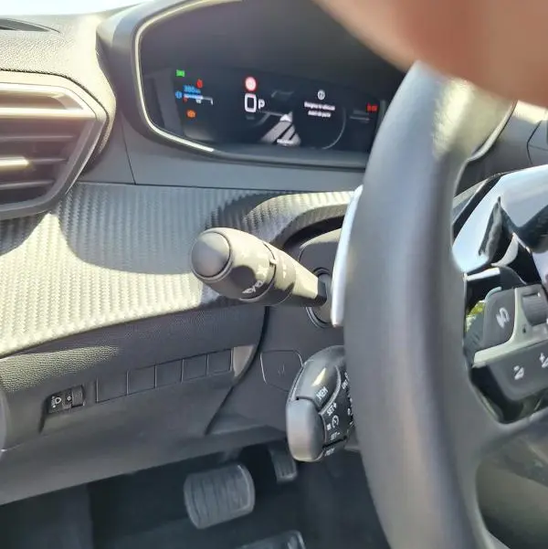 Vue intérieure côté conducteur du Peugeot 2008 Hybrid 136 Allure 2025, avec cockpit numérique et volant partiel visible.