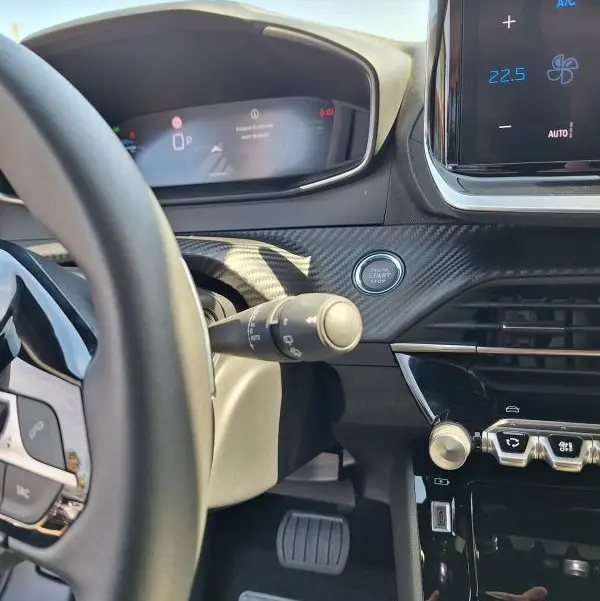 Vue intérieure côté conducteur du Peugeot 2008 Hybrid 136 Allure 2025, avec cockpit numérique et écran tactile.
