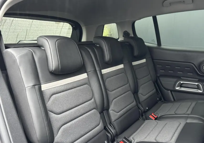 Vue latérale des trois sièges arrière indépendants gris et noirs du Citroën C5 Aircross 2025, finition Advanced Comfort.