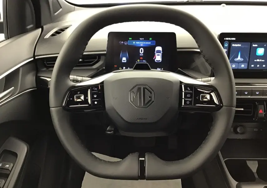 Vue frontale du volant noir du MG3 1.5 Hybrid+ 195 Luxury avec tableau de bord numérique et écran tactile central.
