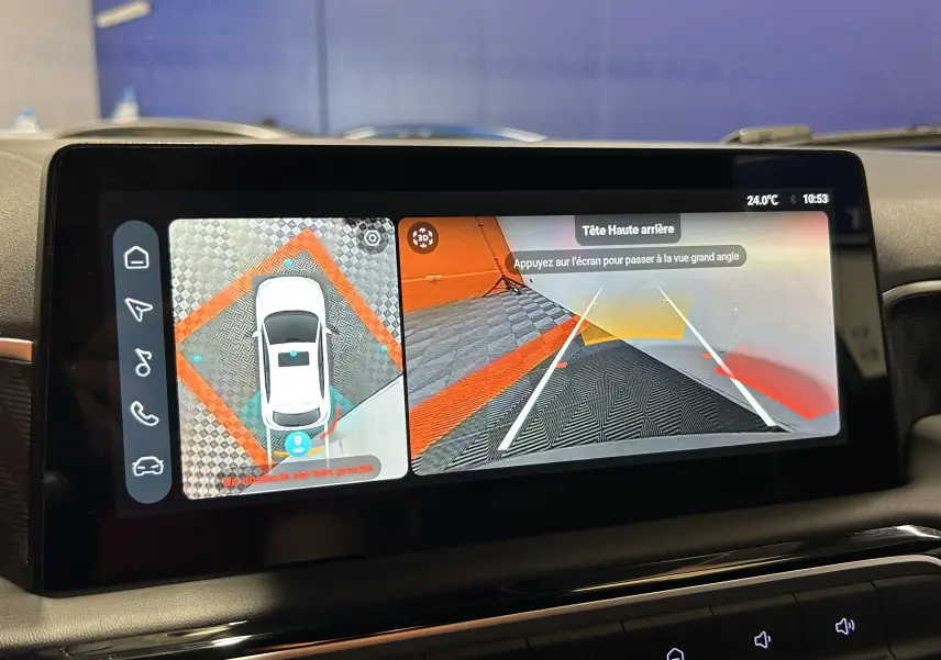 Écran tactile intérieur montrant la caméra 360° et la vue arrière du MG3 Pebble Black en stationnement.