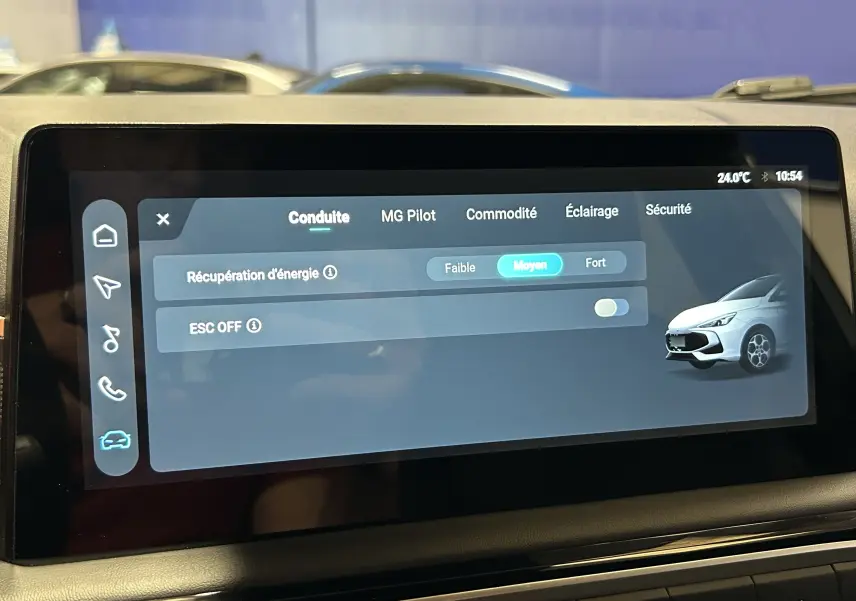 Écran tactile intérieur montrant les réglages de conduite avec une illustration digitale d’une MG3 blanche en 3/4 avant.