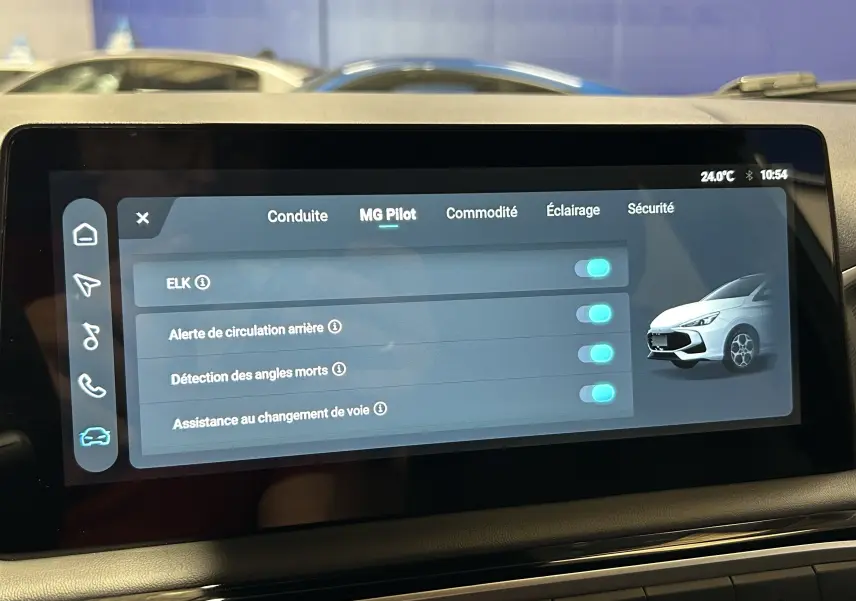 Écran tactile intérieur du MG3 1.5 Hybrid+ Pebble Black montrant les options d'assistance à la conduite activées.