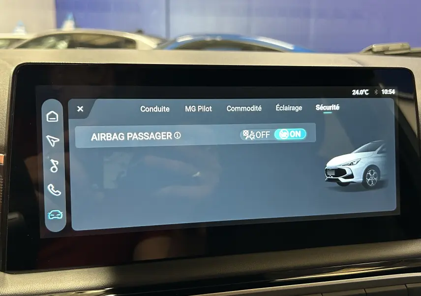Écran tactile intérieur du MG3 1.5 Hybrid+ 195 Luxury montrant l'activation de l'airbag passager.