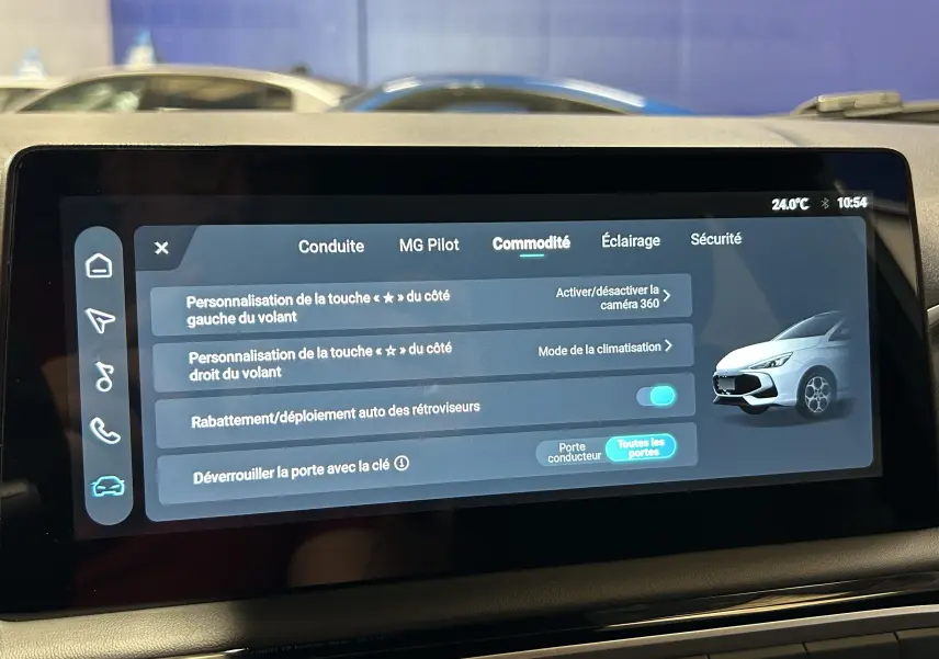 Écran tactile intérieur affichant les réglages de commodité du MG3 1.5 Hybrid+ Pebble Black, vue frontale stylisée à droite.