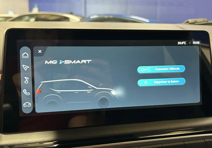 Écran tactile intérieur affichant l'interface MG i-SMART avec silhouette stylisée du MG3 en profil côté gauche.