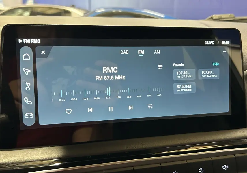 Écran tactile central du MG3 1.5 Hybrid+ 195 Luxury affichant la radio FM sur fond noir, intérieur moderne.