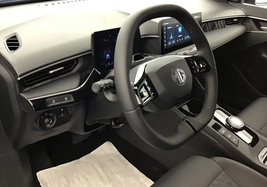 Vue intérieure du poste de conduite du MG3 1.5 Hybrid+ 195 Luxury avec volant multifonction et écran digital.