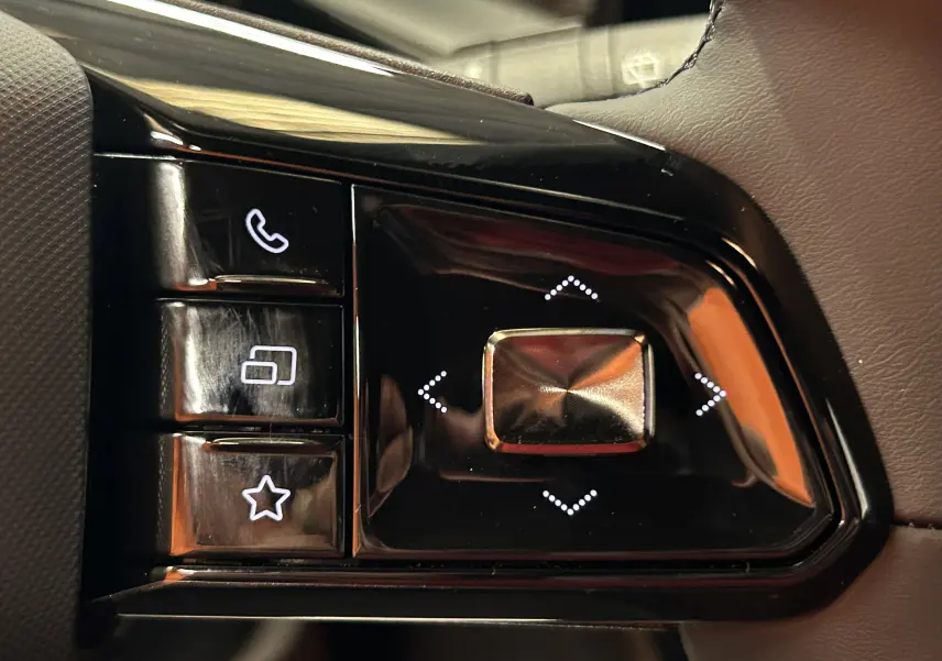 Gros plan sur les commandes de réglage des rétroviseurs latéraux dans l’habitacle du MG3 Pebble Black 2026.