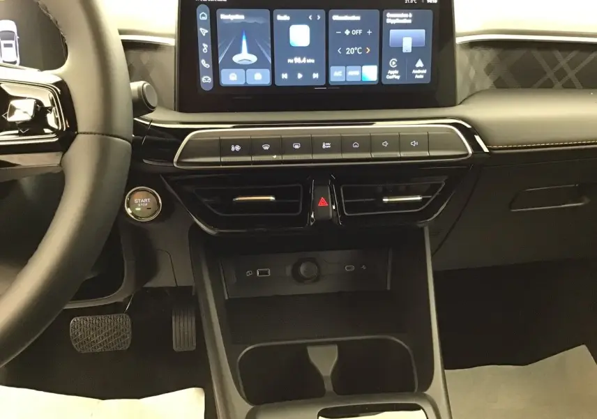 Vue rapprochée de la console centrale du MG3 1.5 Hybrid+ 195 Luxury Pebble Black avec écran tactile et bouton start/stop.