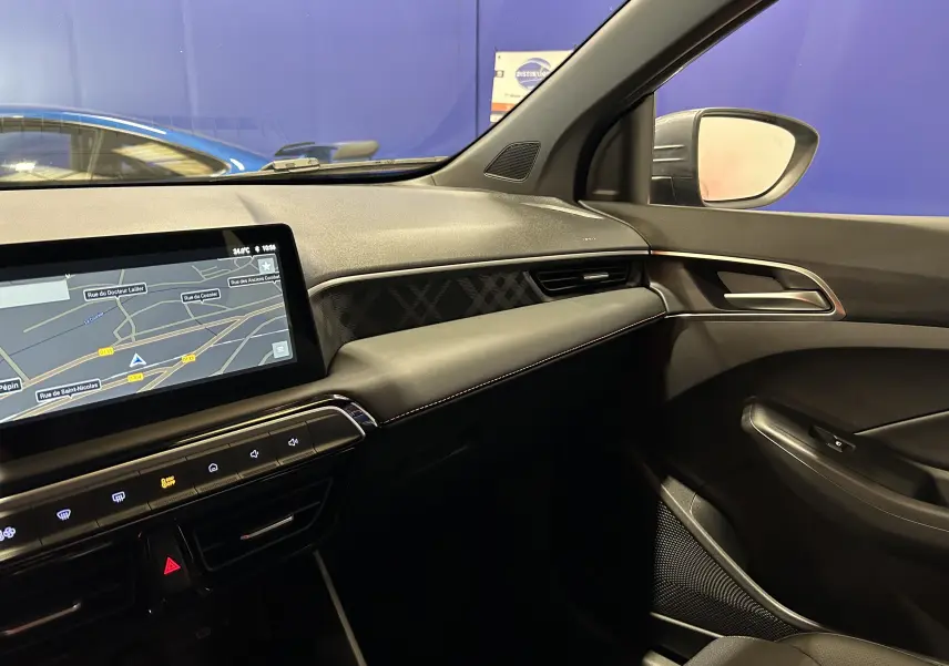 Vue intérieure côté passager du tableau de bord noir du MG3 1.5 Hybrid+ 195 Luxury avec écran tactile et détails modernes.