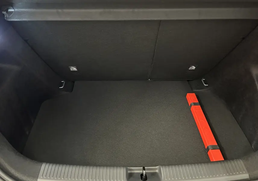 Coffre ouvert de MG3 Pebble Black 2026 vu de dessus, montrant un espace vide avec un triangle de signalisation rouge.