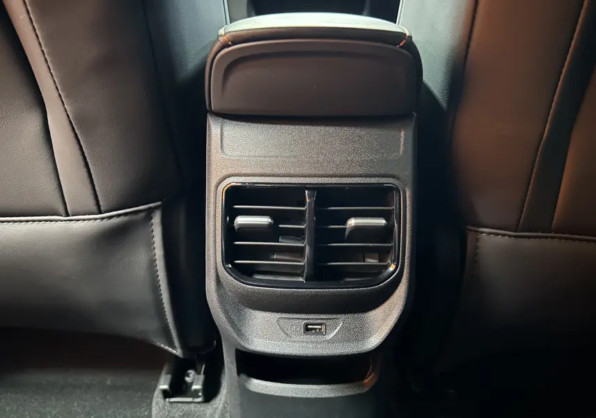 Vue rapprochée des aérateurs arrière et port USB entre les sièges noirs du MG3 1.5 Hybrid+ 195 LUXURY Pebble Black.