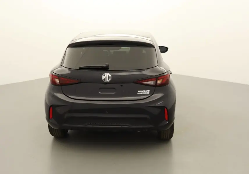Vue arrière d'une MG3 1.5 Hybrid+ Pebble Black 2026 avec feux effilés et logo MG centré.