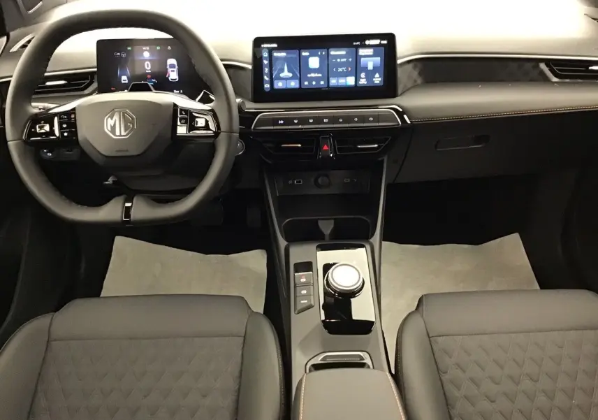 Vue intérieure frontale du tableau de bord et volant du MG3 1.5 Hybrid+ 195 Luxury avec écran tactile et sellerie noire.