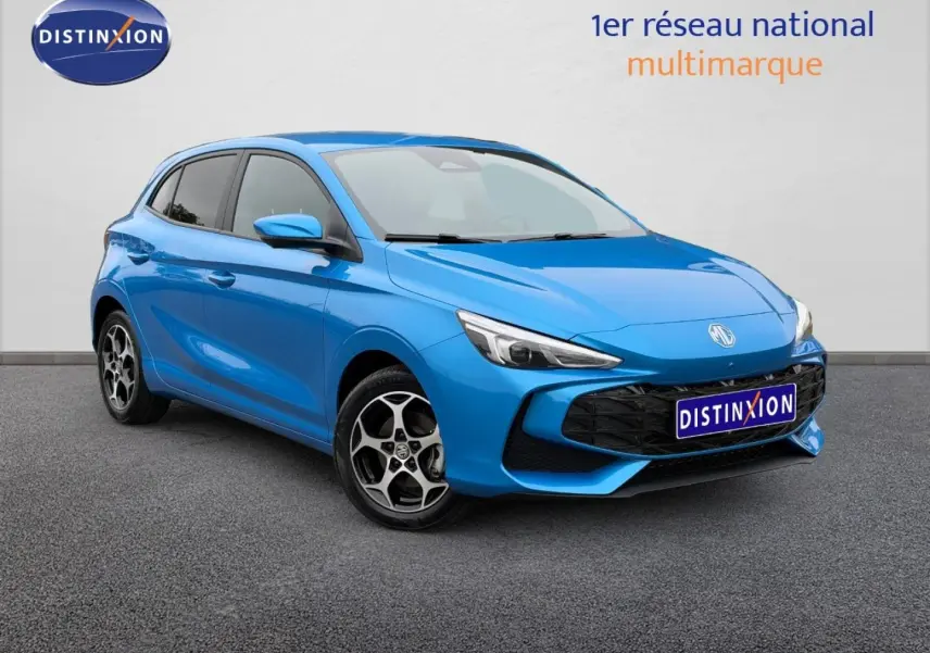 Vue 3/4 avant droite de la MG3 1.5 Hybrid+ Luxury en Como Blue métallisé avec jantes alu distinctives.