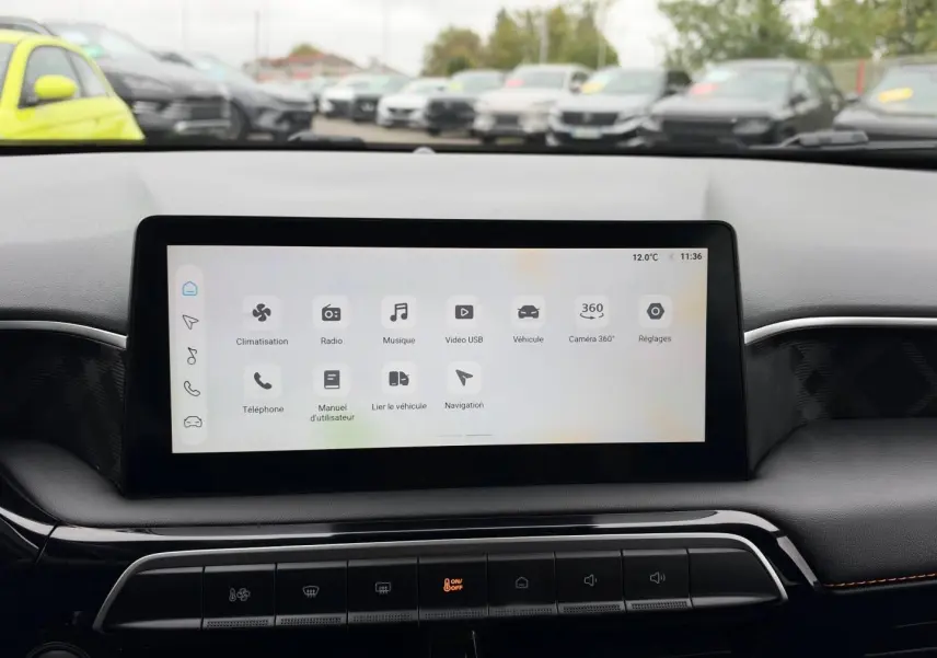 Vue intérieure centrée sur l'écran tactile multifonction du tableau de bord du MG3 1.5 Hybrid+ 2025.