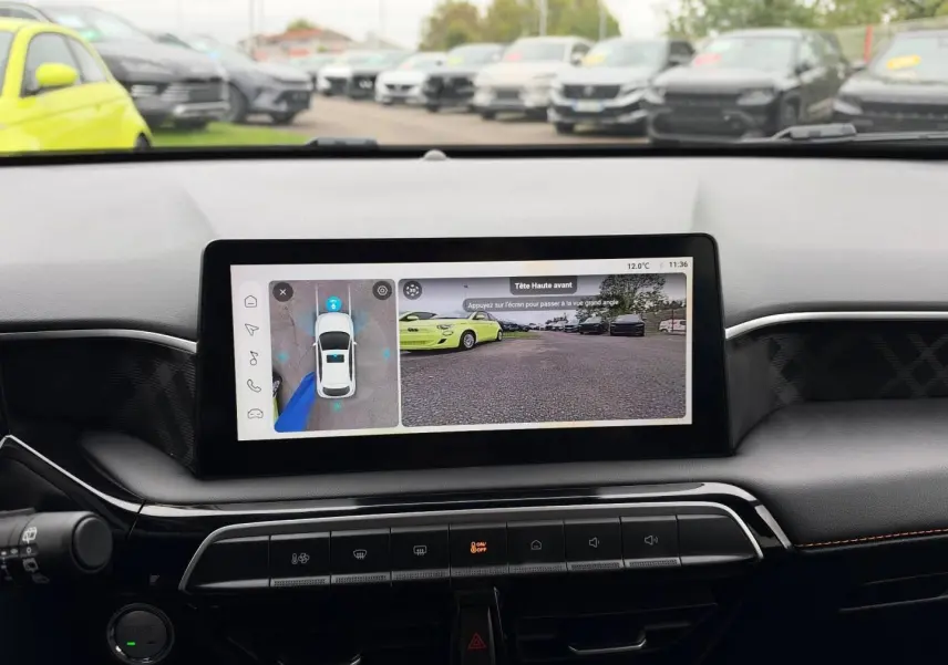 Vue intérieure de l’écran tactile du MG3 1.5 Hybrid+ 195ch Luxury montrant la caméra panoramique 360° et l’affichage d’aide au stationnement.