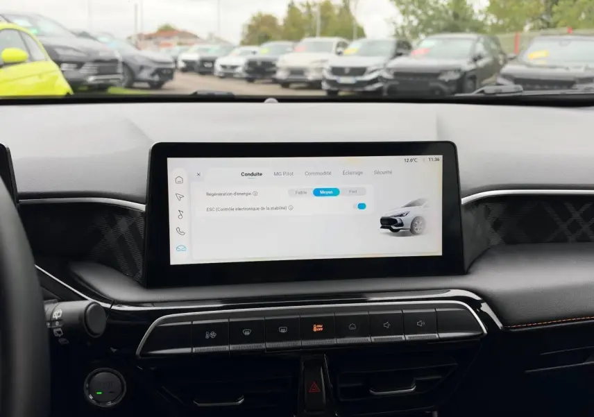 Vue intérieure du tableau de bord du MG3 1.5 Hybrid+ 195ch Luxury 2025 avec écran tactile central allumé et commandes tactiles.