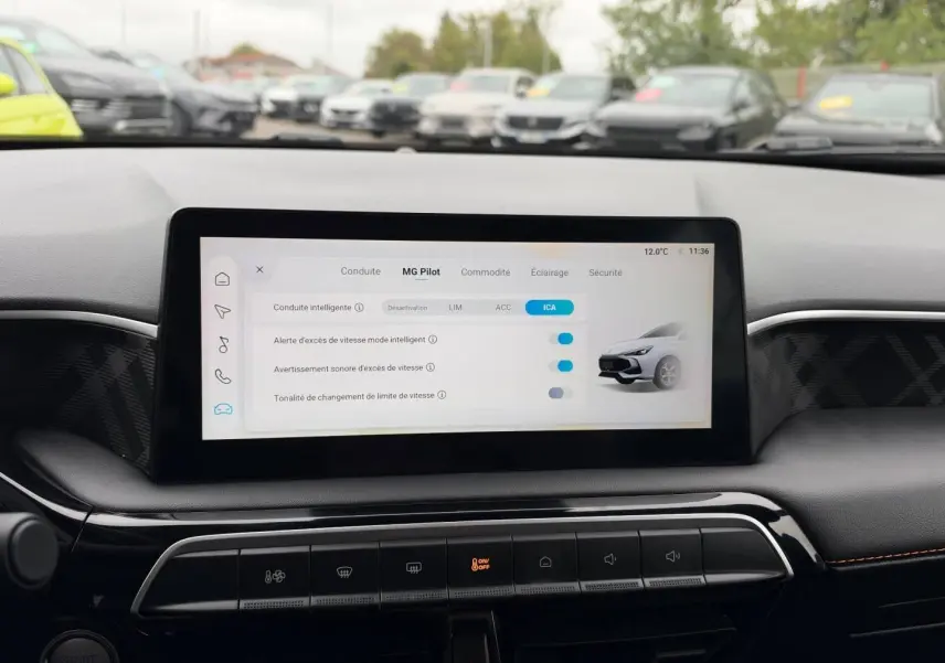 Écran tactile central du tableau de bord du MG3 1.5 Hybrid+ 195ch Luxury, vue intérieure avant, détails des réglages MG Pilot.