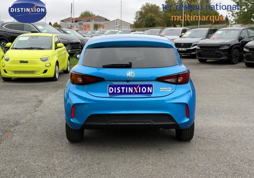 Vue arrière d'une MG3 1.5 Hybrid+ 195ch Luxury en Como Blue métallisé avec vitres arrière surteintées.