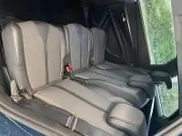 Vue intérieure de la banquette arrière en TEP et tissu gris du Peugeot 5008 bleu, avec ceintures et appuis-tête visibles.