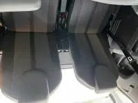 Vue intérieure centrée sur les sièges avant en TEP et tissu Colyn Mistral du Peugeot 5008 bleu célèbes 2022