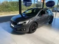DS4 gris Platinium vue 3/4 avant droit, jantes noires et éclairage LED, stationnée en intérieur lumineux.