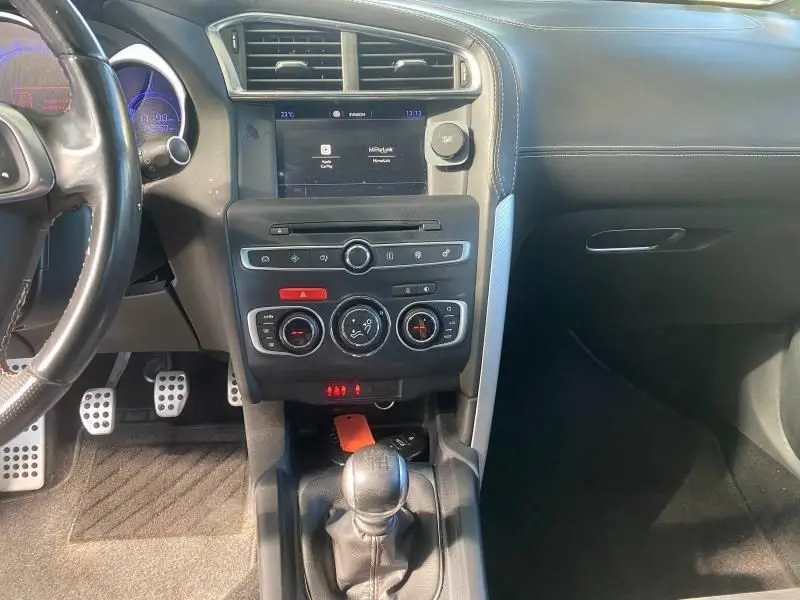 Vue intérieure centrée sur la console centrale et levier de vitesse manuelle d'une DS4 gris Platinium de 2017.