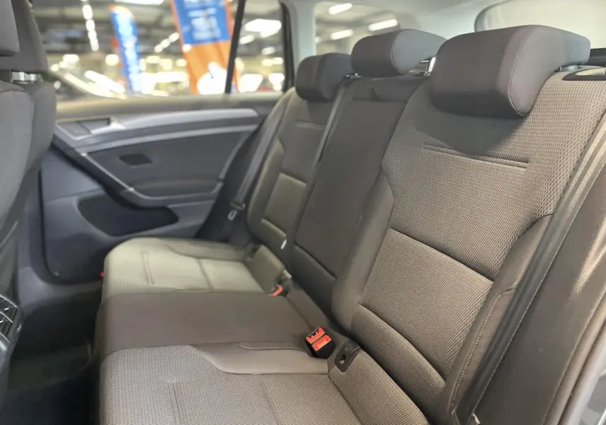 Banquette arrière en tissu gris foncé de la Volkswagen Golf SW 2017, vue côté droit avec appuie-têtes et ceintures 3 points.