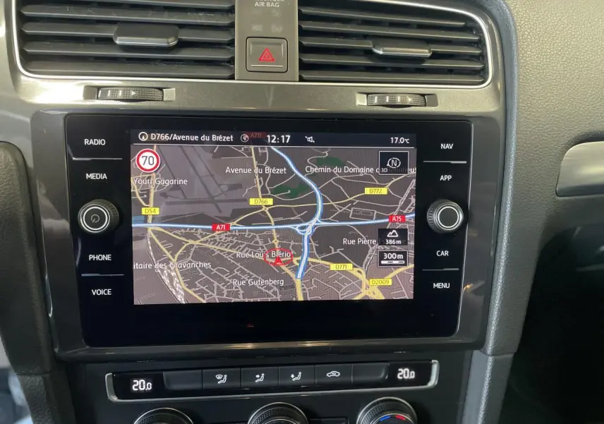 Tableau de bord de Volkswagen Golf SW gris foncé 2017 avec écran tactile affichant la navigation et commandes climatisation.