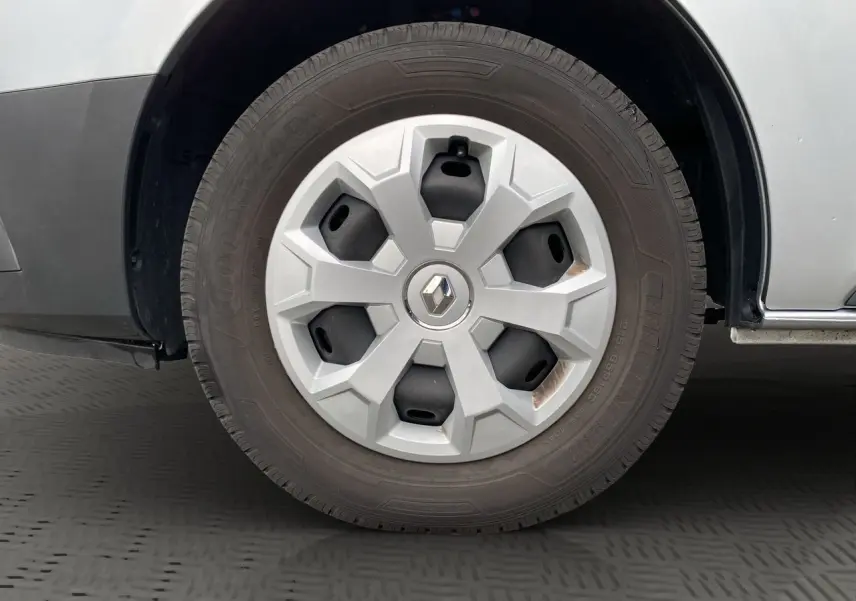 Gros plan sur la roue avant droite gris platine d’un Renault Trafic Combi 2023 avec jante en plastique et logo Renault central.