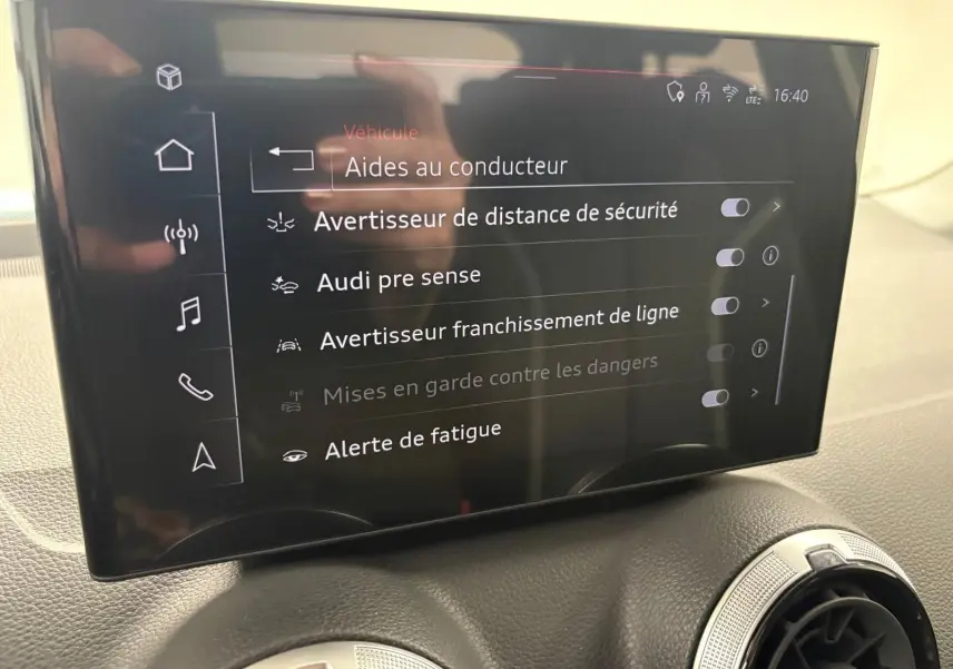 Écran tactile du système d’aide à la conduite de l’Audi Q2 35 TFSI S Line 2026, intérieur clair.