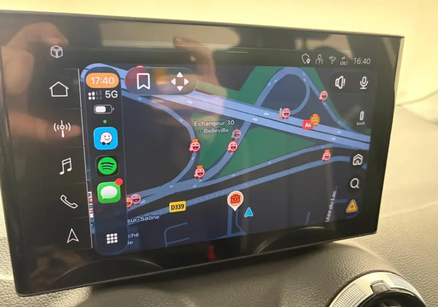 Écran tactile du système de navigation de l'Audi Q2 35 TFSI S Line 2026, vue intérieure du tableau de bord.