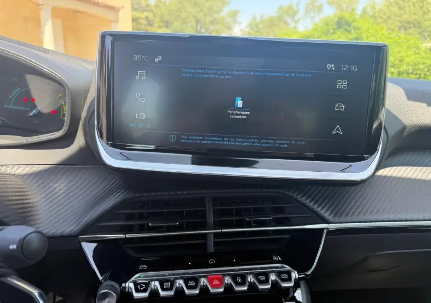 Vue rapprochée de l’écran tactile et des commandes centrales du Peugeot 2008 Hybrid 136 e-DCS6 Style noir, intérieur moderne.