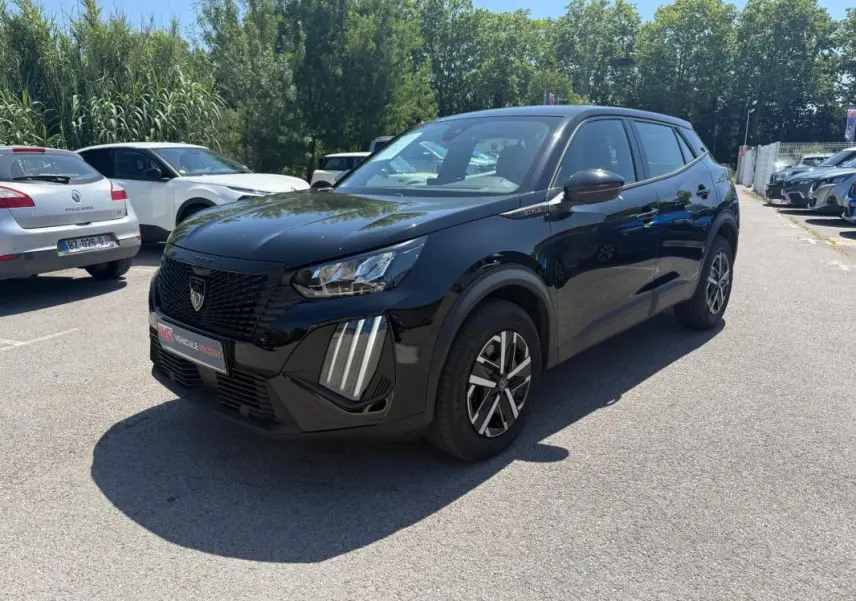 Peugeot 2008 Hybrid noir vue 3/4 avant droit, avec calandre noire et jantes 16 pouces distinctives.