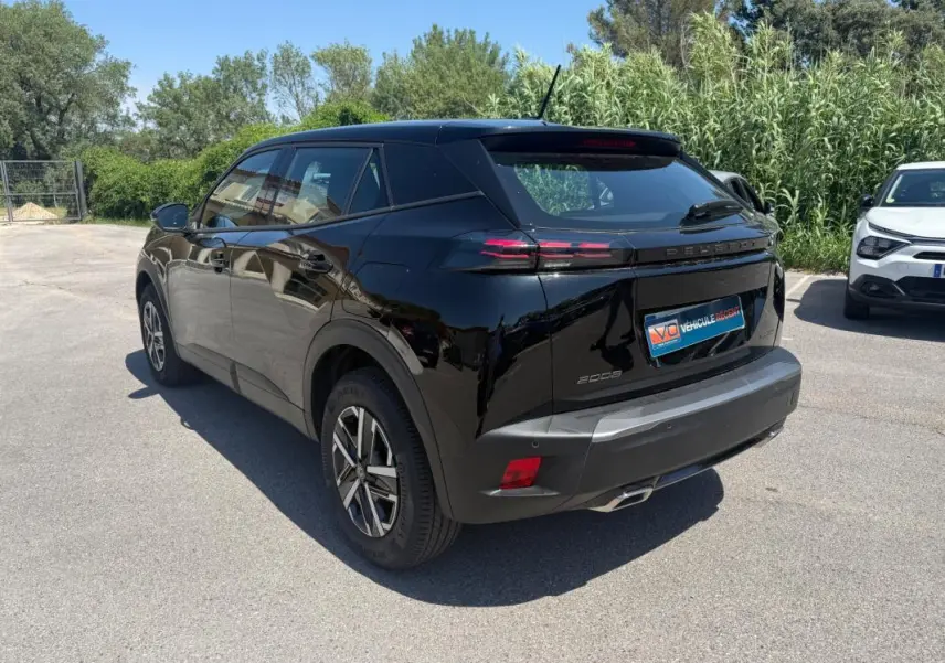 Peugeot 2008 Hybrid noir vue 3/4 arrière droit, jantes 16 pouces et feux arrière LED distinctifs.