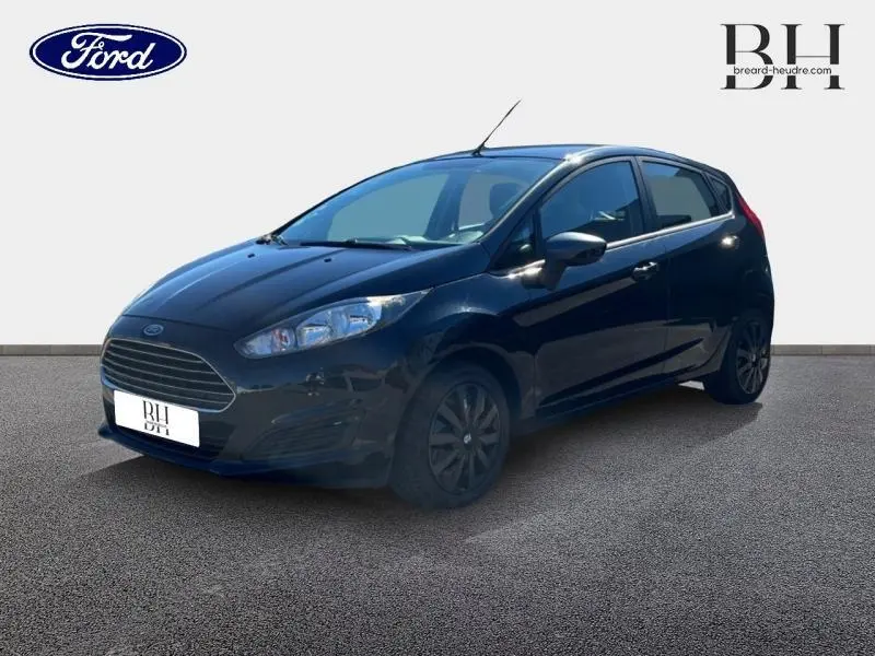 Ford Fiesta noire vue en 3/4 avant droit, mettant en valeur sa calandre distinctive et ses jantes sombres.