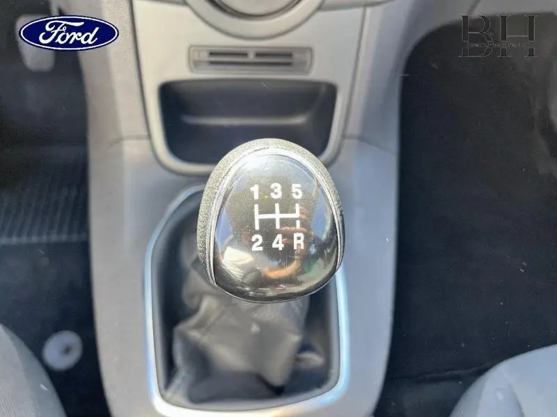 Gros plan sur le levier de vitesses manuel noir de la Ford Fiesta 2015, version diesel 1.5 TDCi Edition 5 portes.