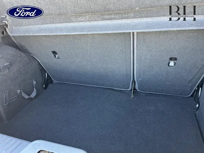 Vue intérieure du coffre spacieux et propre de la Ford Fiesta noire 2015, version diesel 1.5 TDCi Edition 5 portes.