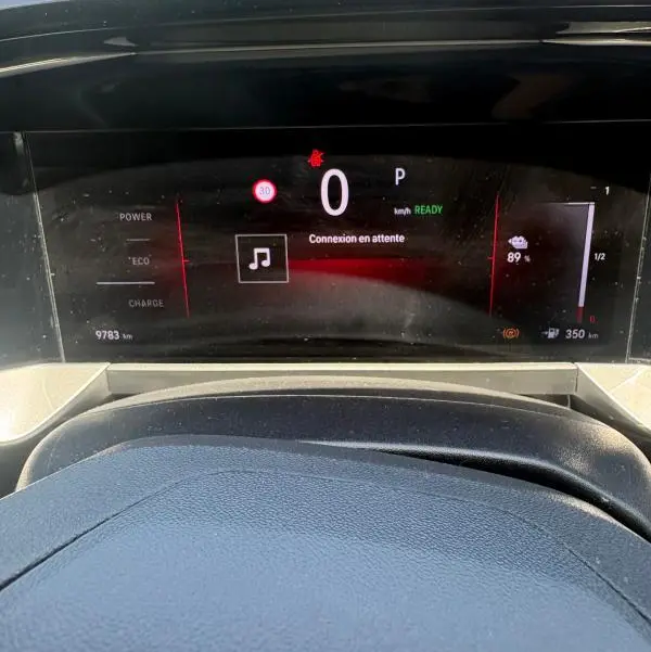 Tableau de bord numérique de l’Opel Mokka électrique 2025, affichage central avec vitesse à zéro et autonomie batterie visible.