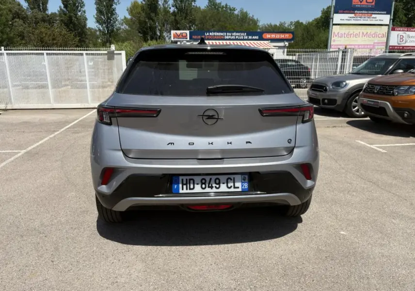 Vue arrière d’un Opel Mokka électrique gris 2025 avec vitres surteintées et jantes alliage 17 pouces.