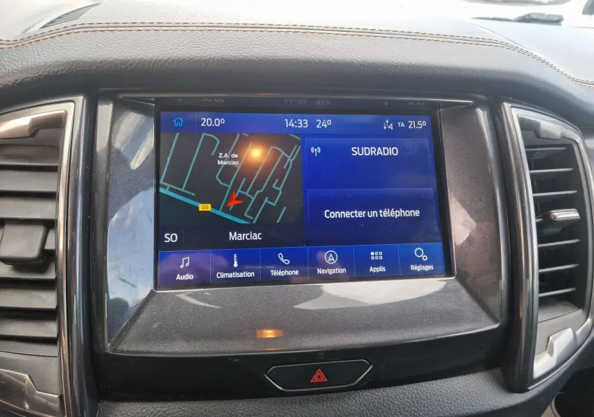 Écran tactile central du Ford Ranger Wildtrak 2020, affichant la navigation et les options multimédia, entouré de finitions noires.