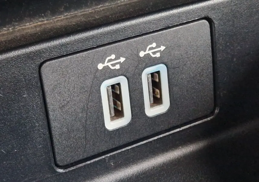 Gros plan sur deux ports USB intégrés dans l'habitacle du Ford Ranger Super Cabine blanc de 2020.