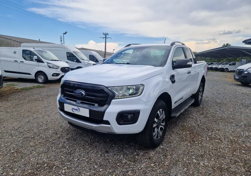Ford Ranger Super Cabine blanc vu en 3/4 avant droit, avec marchepied et jantes alliage distinctives.